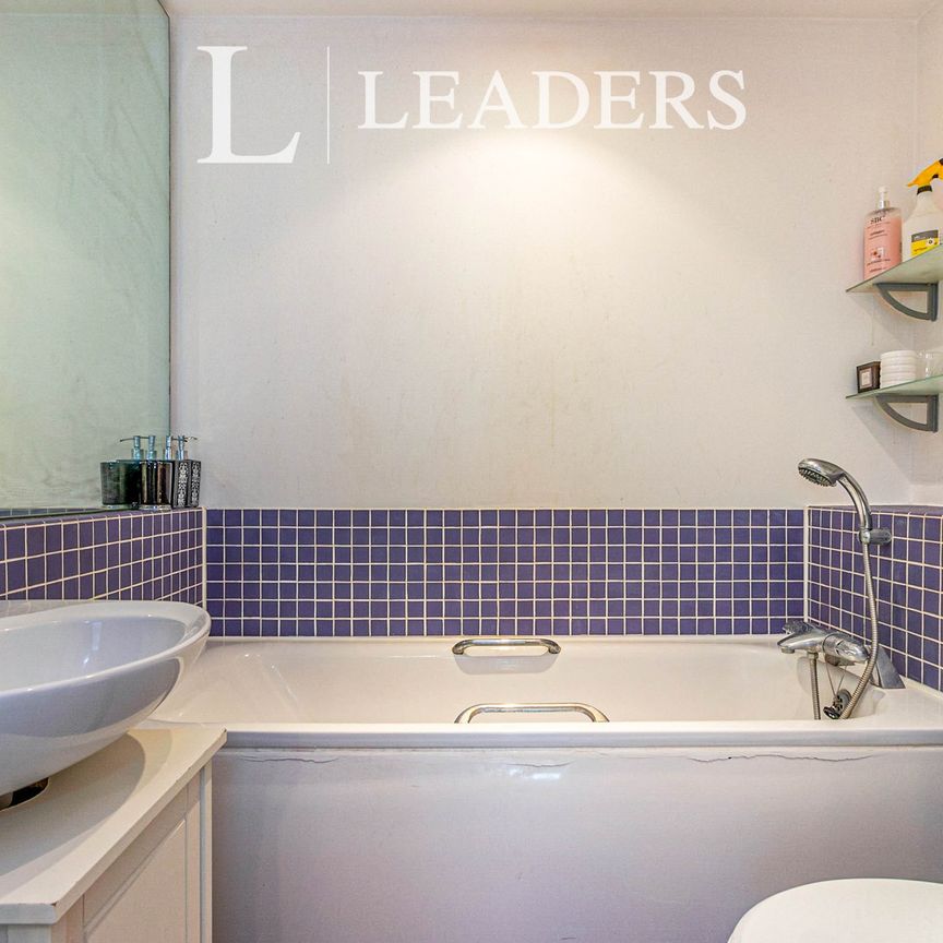 2 bedroom apartment to rent The Oaks Square, Epsom, KT19 - Photo 1