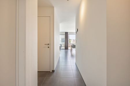 IDEALIS VASTGOED - PRACHTIG EN LUXUEUS APPARTEMENT MET 2 SLAAPKAMERS, AANGENAME LEEFRUIMTE MET AANSLUITEND TERRAS, CARPORT EN EXTRA BERGRUIMTE - Foto 2