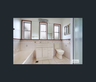 Charming Cottage Style Home. - Photo 1