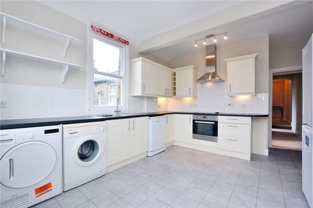 A newly refurbished two double bedroom first floor maisonette ideally located for both Barnes Bridge and Mortlake BR Stations with large private garden. Unfurnished and available mid Dec. - Photo 3