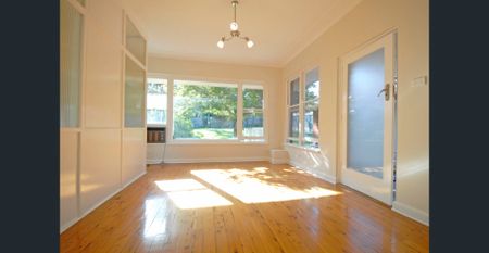 4 Bedroom Home (short distance to station) - Photo 2