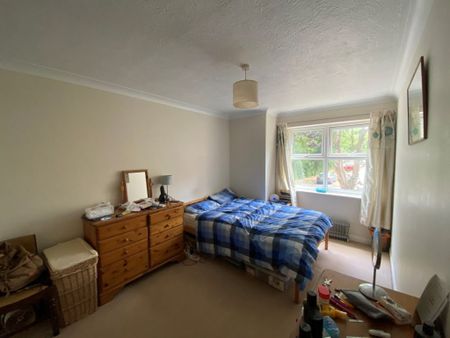 2 Bedroom Flat / Apartment - Pound Road, Aldershot - Photo 3