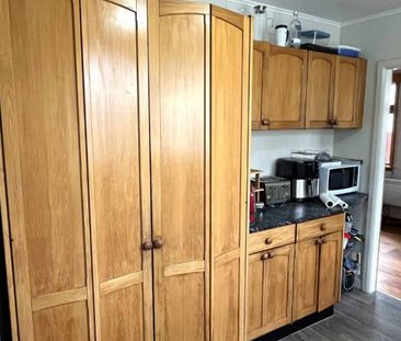 Central and convenient - six-bedroom student living - Photo 5