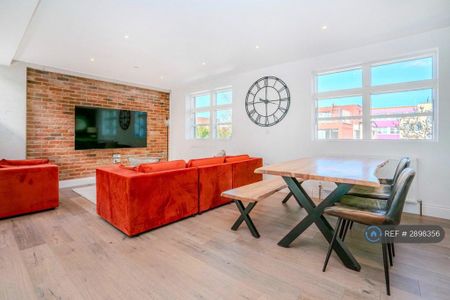 3 bedroom semi-detached house to rent - Photo 3