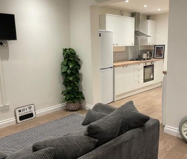 4 bedroom end of terrace house to rent - Photo 2