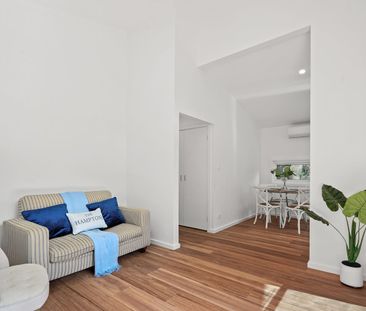 Sun-Filled cottage with balcony - Photo 5