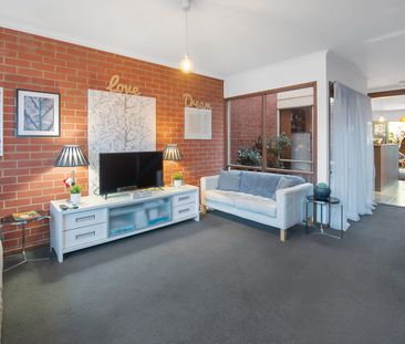 Charming Fully Furnished Townhouse in heart of CBD! - Photo 1