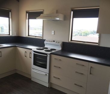 Upstairs Gem in Perfect Location - Water & Lawns INCL. - Photo 6