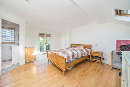 4 bedroom semi-detached house to rent - Photo 4