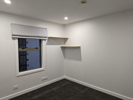 Large 2 bedroom with carpark and views - Photo 3