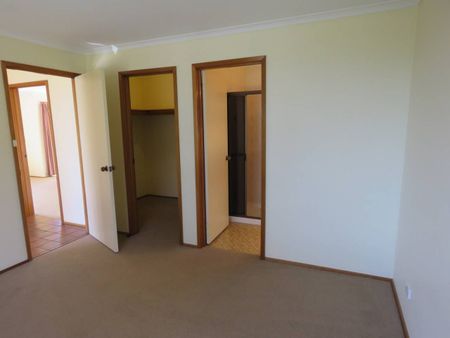 Sunny 3 bedroom home in Sandy Bay! - Photo 3