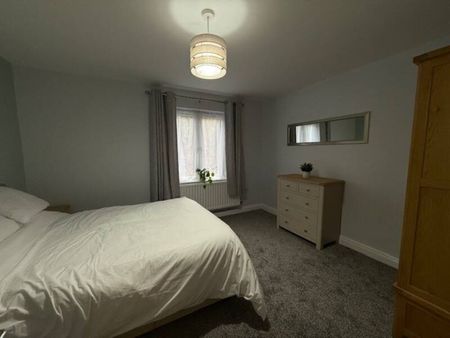 Furnished 2 Bedroom Ground Floor Apartment - Photo 2