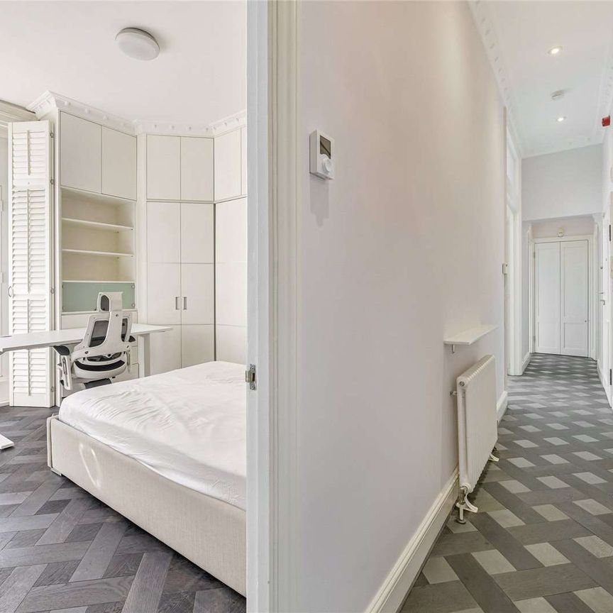 Located on the second floor of this impressive standalone building, this two bedroom apartment offers extremely well proportioned accommodation that flows perfectly. - Photo 1