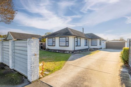 Three beds, four car garaging. Aranui - Photo 4