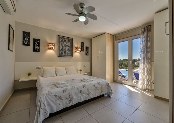 FOR RENT VILLA MORAIRA with 4 bedrooms for LONG TERM NEAR THE BEACH AND THE CITY