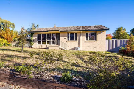 Convenient Living in a Quiet Garran Street! - Photo 2