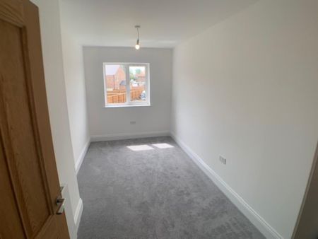 3 bedroom semi-detached house to rent - Photo 3