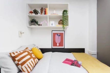 Large High Double Ensuite: Three Bed Flat - Photo 4