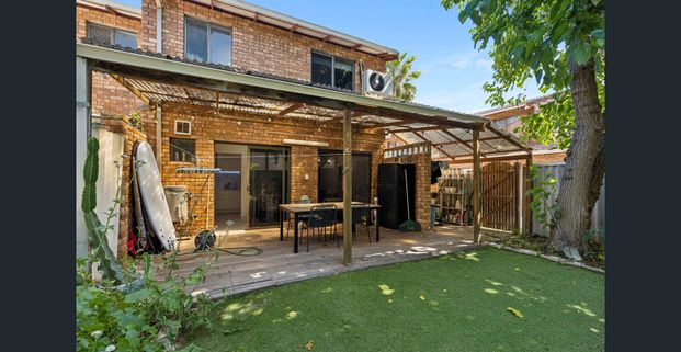 Fully Renovated Townhouse in Prime Glendalough Location - Photo 1