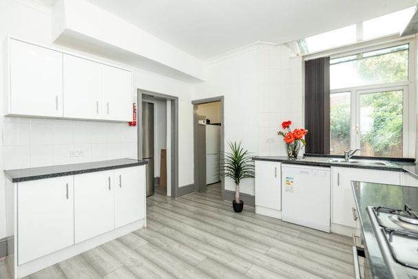 9 bedroom terraced house to rent - Photo 1