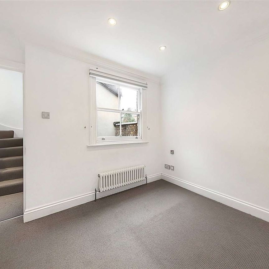 A two bedroom mews house ideally located to St. John's Wood Station. - Photo 1