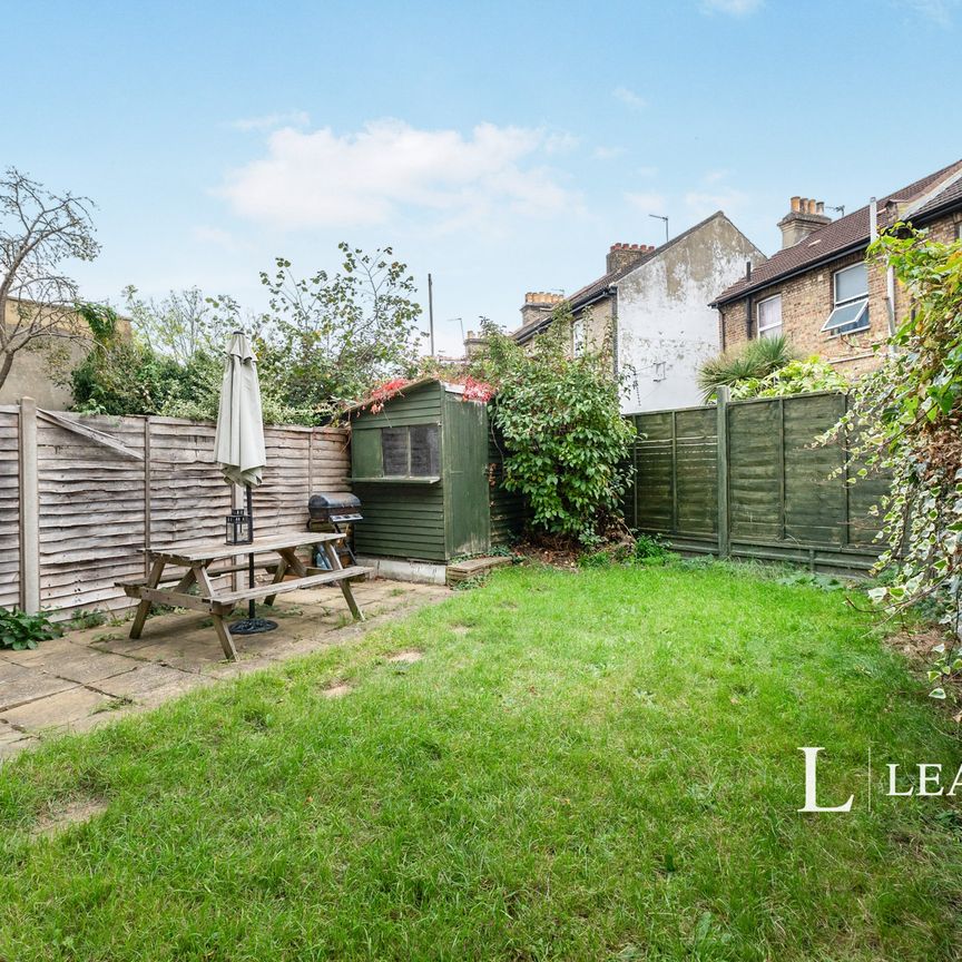 3 bedroom mid-terrace to rent Oval Road - Photo 1