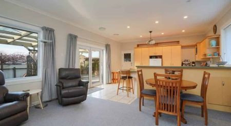 Family living in Waikiwi - Photo 3