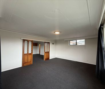 Garaging galore and a sunny and tidy home! - Photo 5