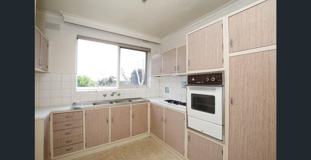 Spacious two bedroom apartment in the heart of Caulfield - Photo 1