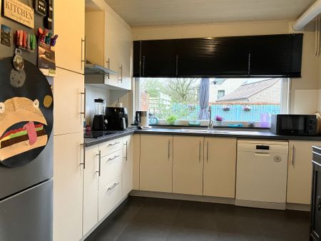 Halfopen bebouwing met drie slaapkamers te huur - Foto 5