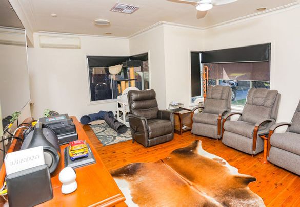 Comfort, Convenience & Classic Charm in North Albury with SOLAR PANELS!! - Photo 1