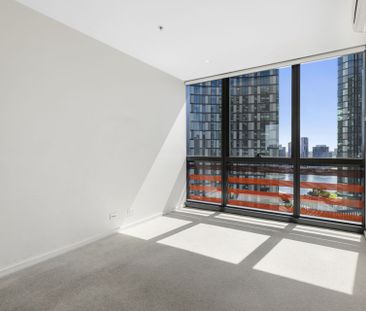 Perfect Location – Secure Building and Stunning Views - Photo 3
