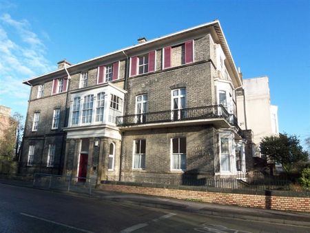 1 bedroom in a house share to rent - Photo 3