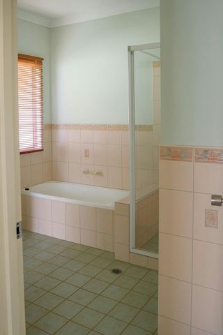 FAMILY HOME IN DESIRED SUBURB! - Photo 5