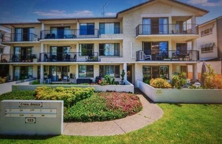 Spacious 3-Bedroom Apartment with Stunning River Views in Maroochydore, Sunshine Coast! - Photo 2