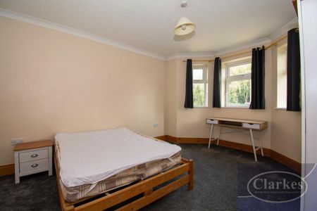5 bedroom detached house to rent - Photo 2