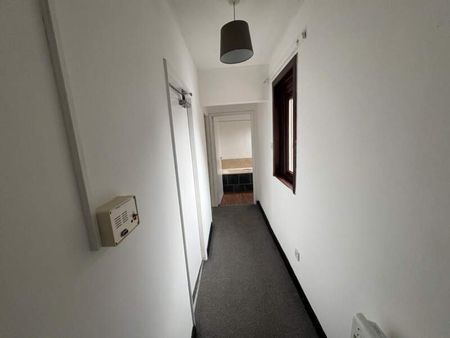 One Bedroom First Floor Flat, Clydach. - Photo 4