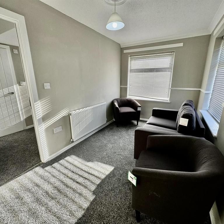 4 bedroom semi-detached house to rent - Photo 1