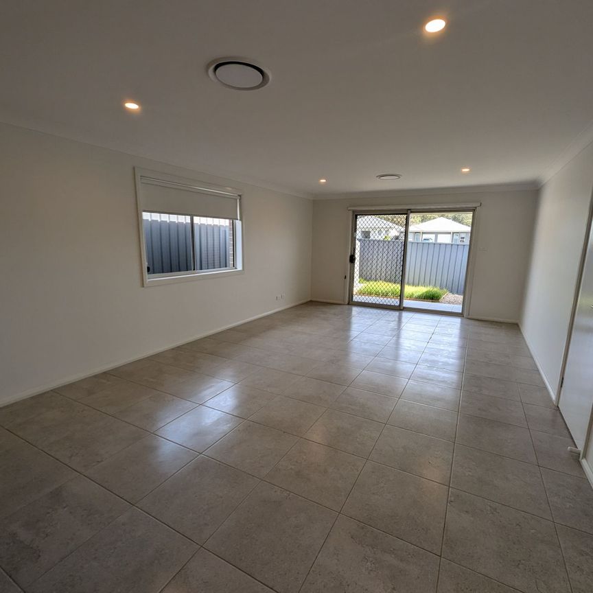 Modern 4 Bedroom Home - Photo 1