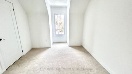 Townhouse For Lease | N8119418 - Photo 5