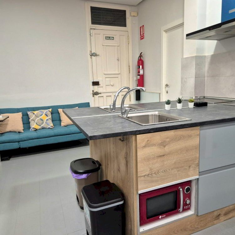 Comfortable and functional room with a private bathroom in the center of Valencia - Photo 1