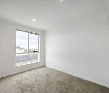 Near New Modern Townhouse in Point Cook - Photo 2