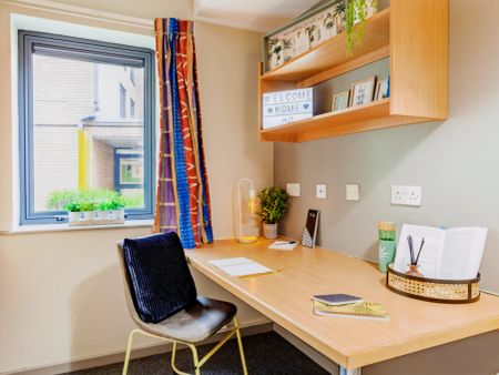 Comfy ensuite bedroom in a residence, near The Moor Market Sheffield - Photo 3
