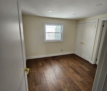 For Lease - 247 Hickling Trail, Barrie, Ontario - Photo 2