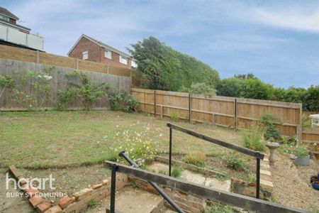 3 bedroom end of terrace house to rent - Photo 2