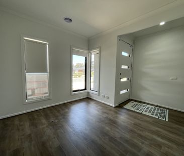 FOUR BEDROOM HOME - LOW MAINTENANCE ! - Photo 2