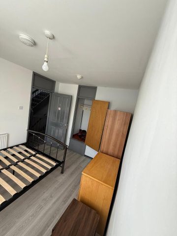 1 bedroom in a house share to rent - Photo 2