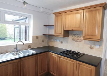5 bedroom detached to let - Photo 2