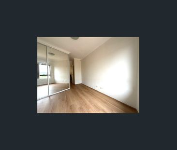 Modern Full-Brick Townhouse – Three Bedrooms, Two Bathrooms & Tande... - Photo 6