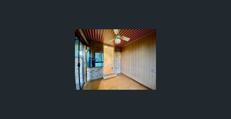 Comfortable 3 bedrooms plus study with double street entry - Photo 3